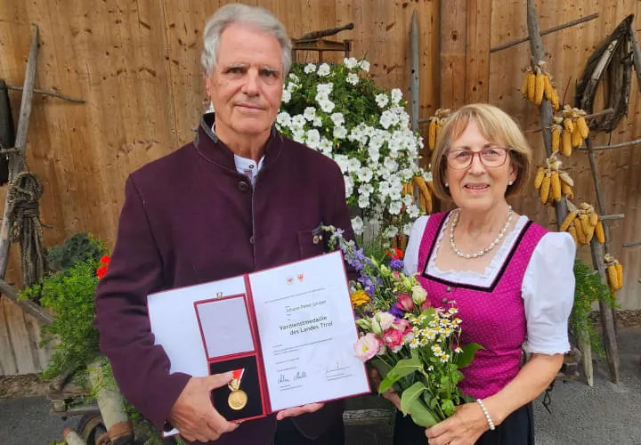 Verdienstmedaille-des-Landes-Tirol-an-Hans-Peter-Gruber Verdienstmedaille-des-Landes-Tirol-an-Hans-Peter-Gruber